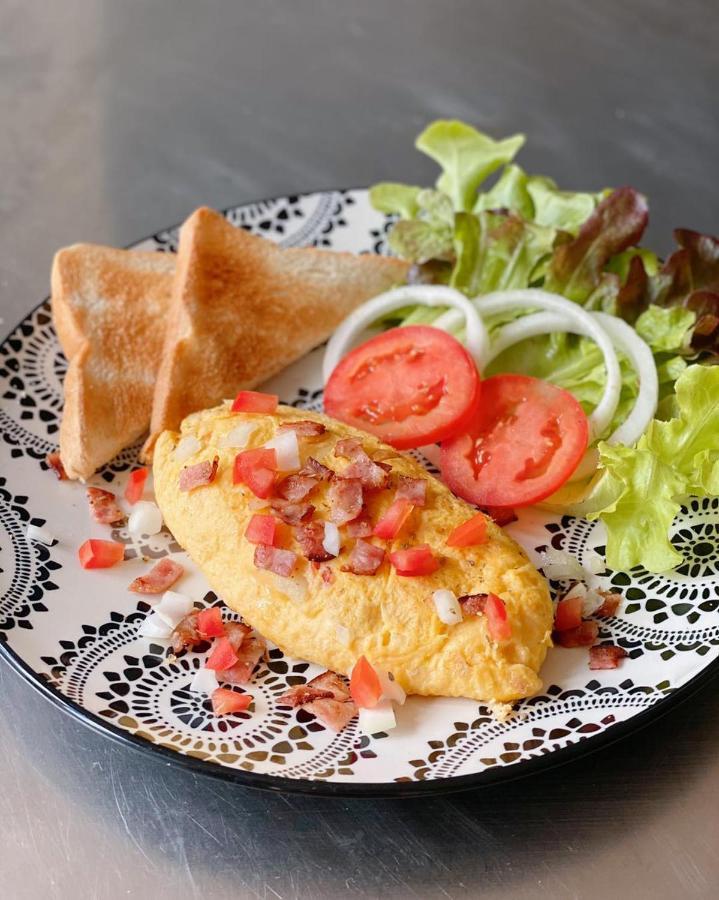 Enjoy'S Beach House & Cafe' Ban Karon Exteriör bild
