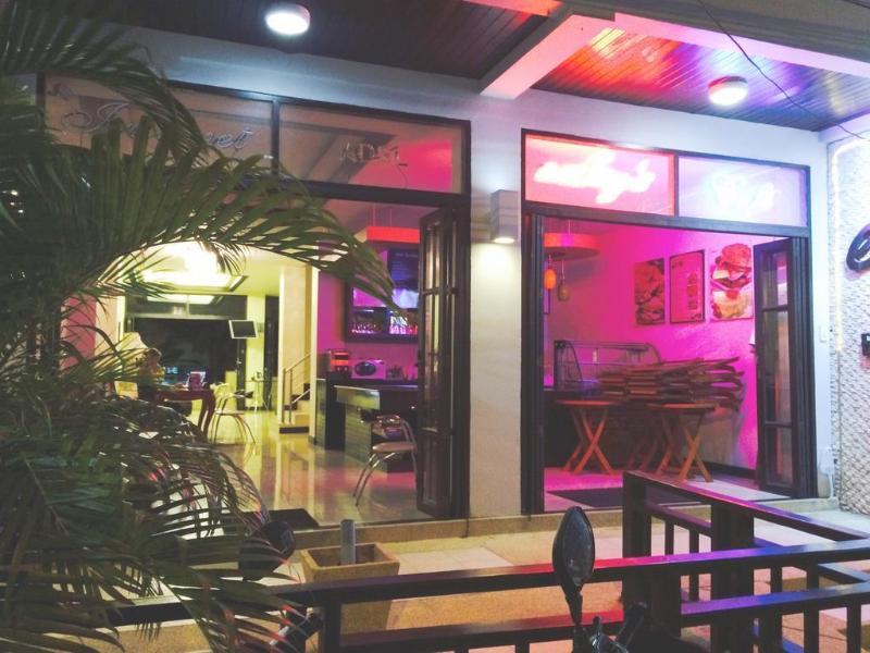 Enjoy'S Beach House & Cafe' Ban Karon Exteriör bild