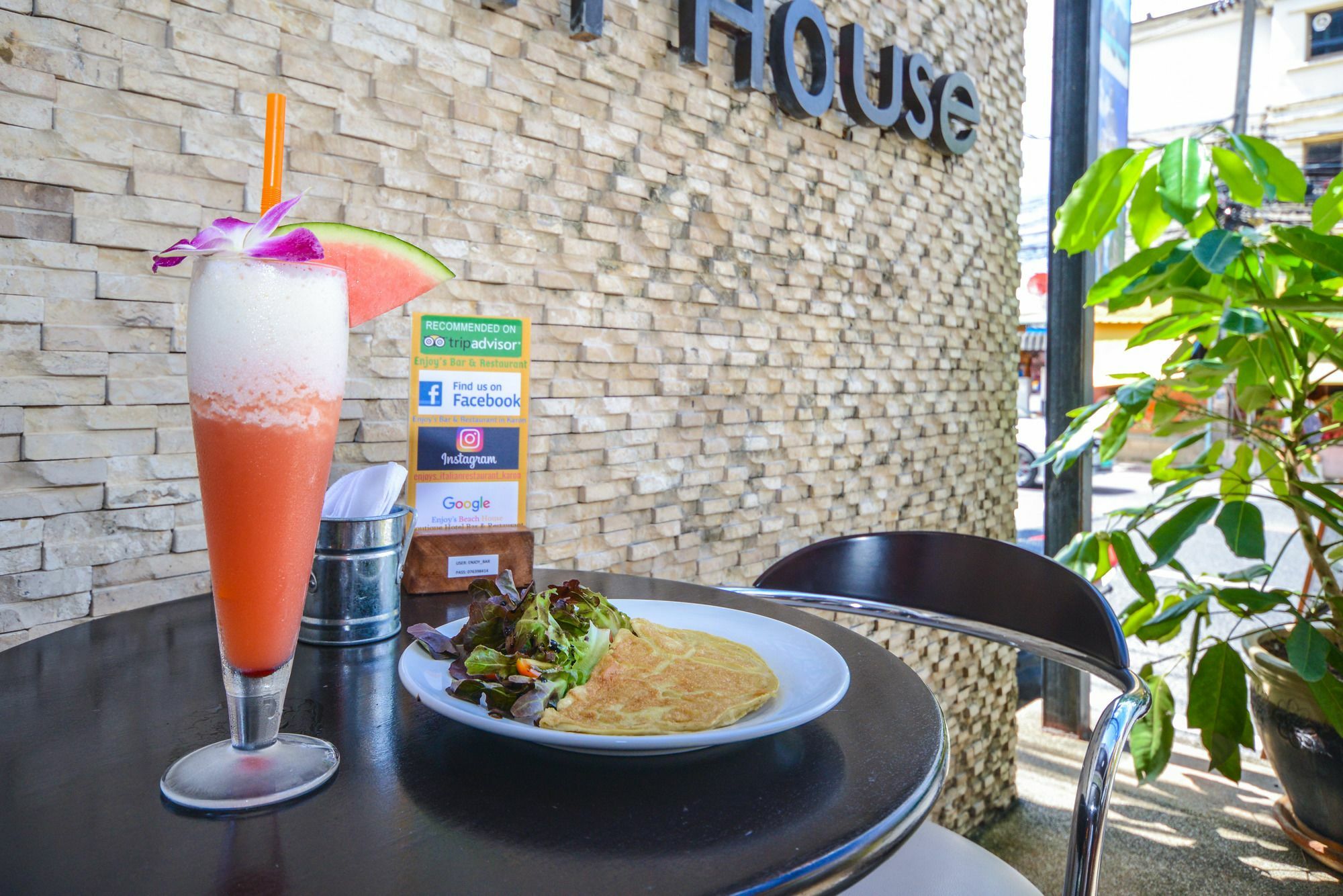 Enjoy'S Beach House & Cafe' Ban Karon Exteriör bild