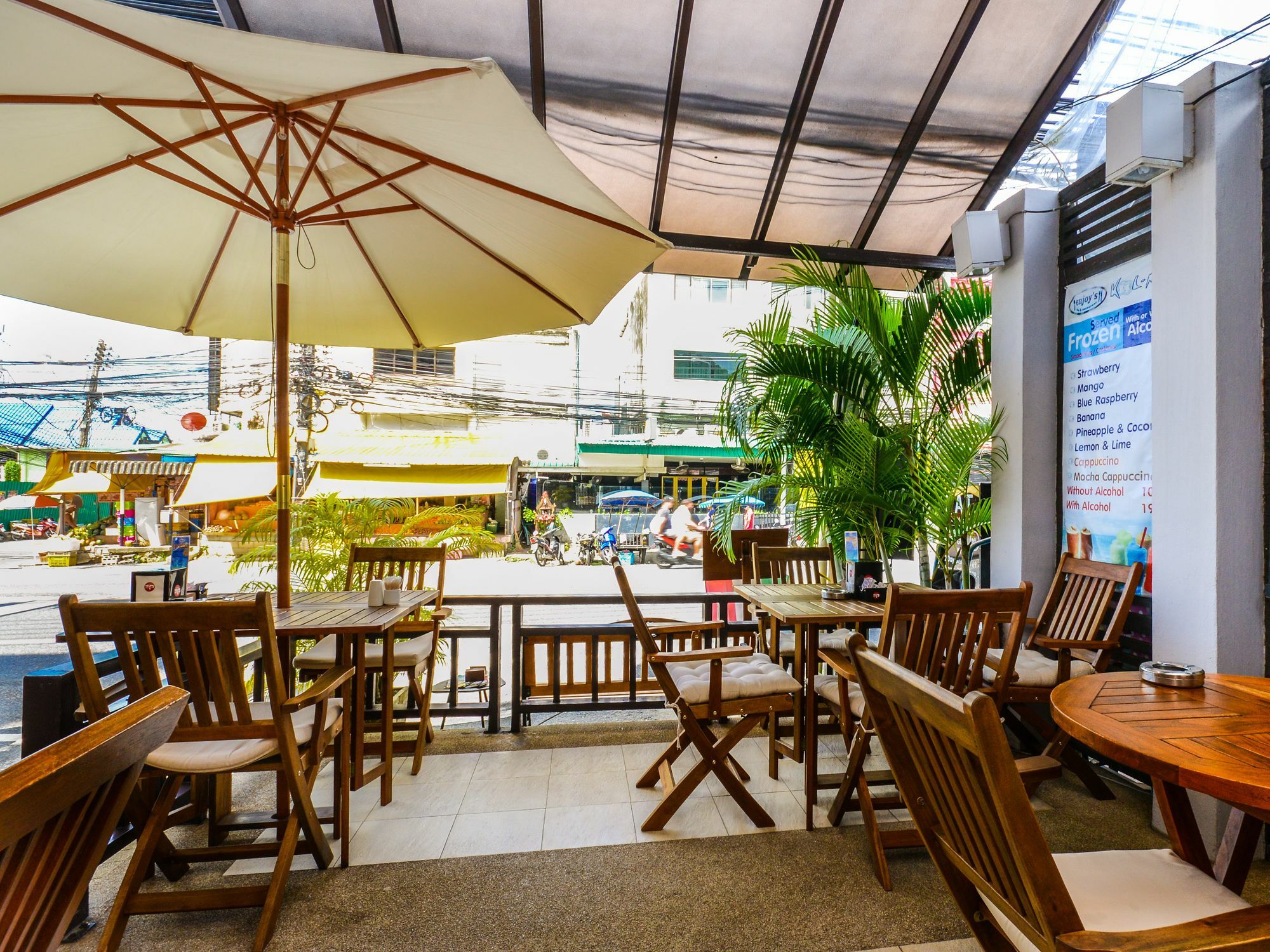 Enjoy'S Beach House & Cafe' Ban Karon Exteriör bild