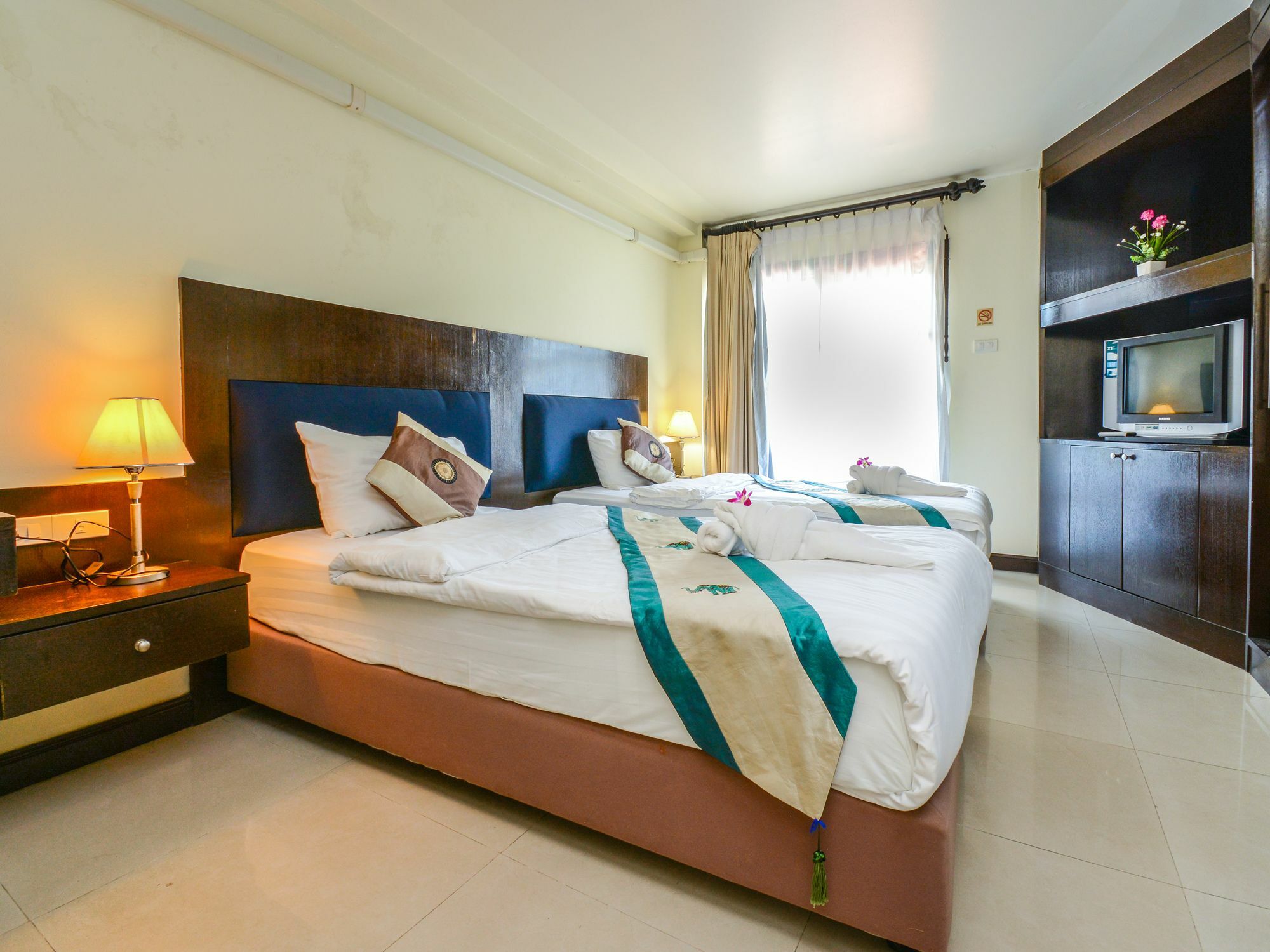 Enjoy'S Beach House & Cafe' Ban Karon Exteriör bild