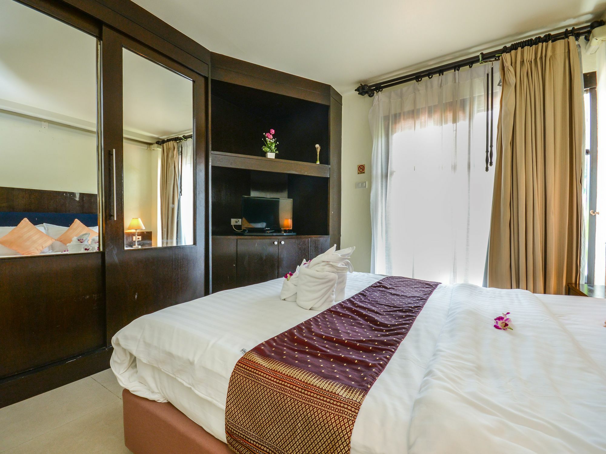 Enjoy'S Beach House & Cafe' Ban Karon Exteriör bild