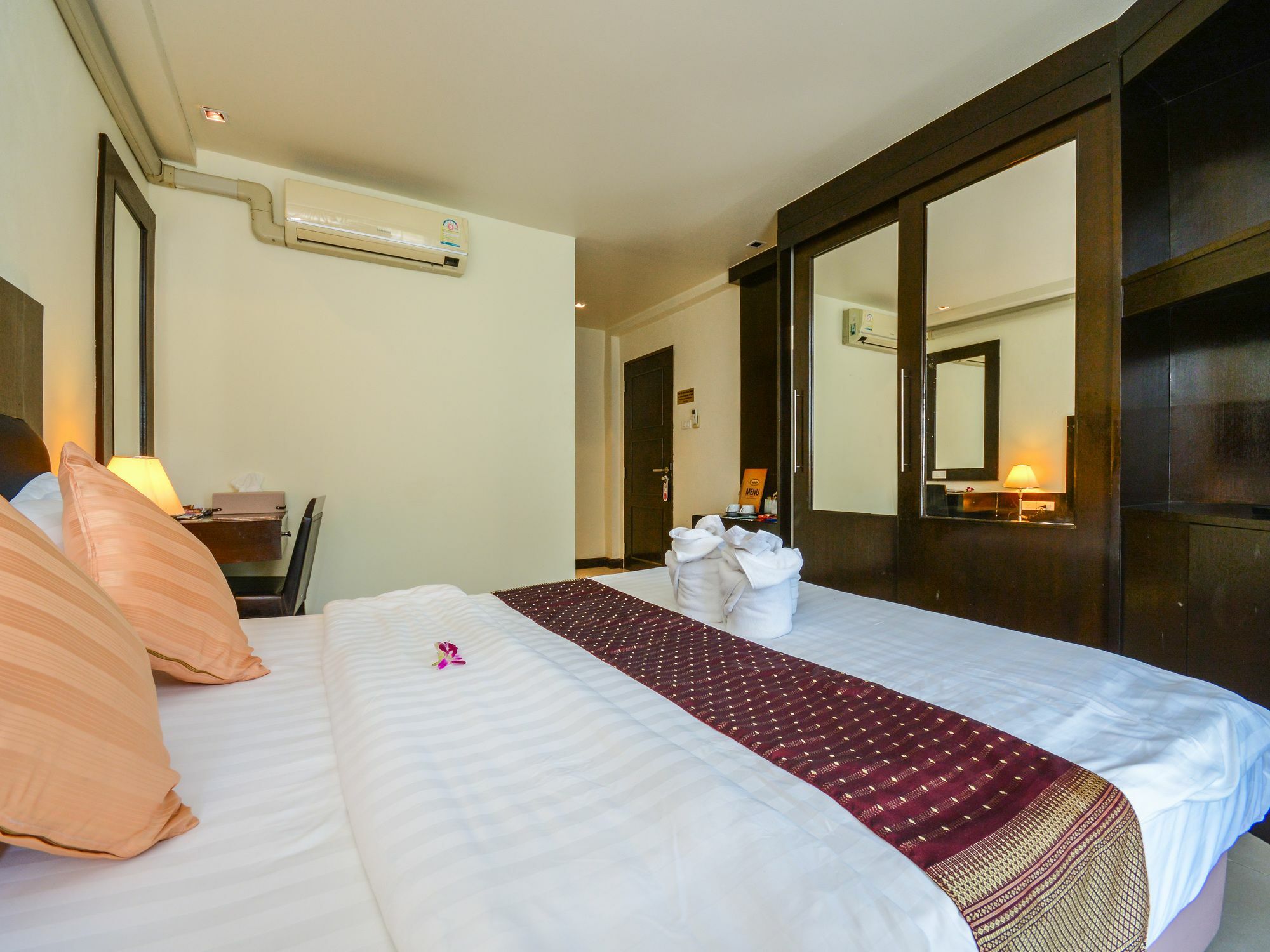 Enjoy'S Beach House & Cafe' Ban Karon Exteriör bild